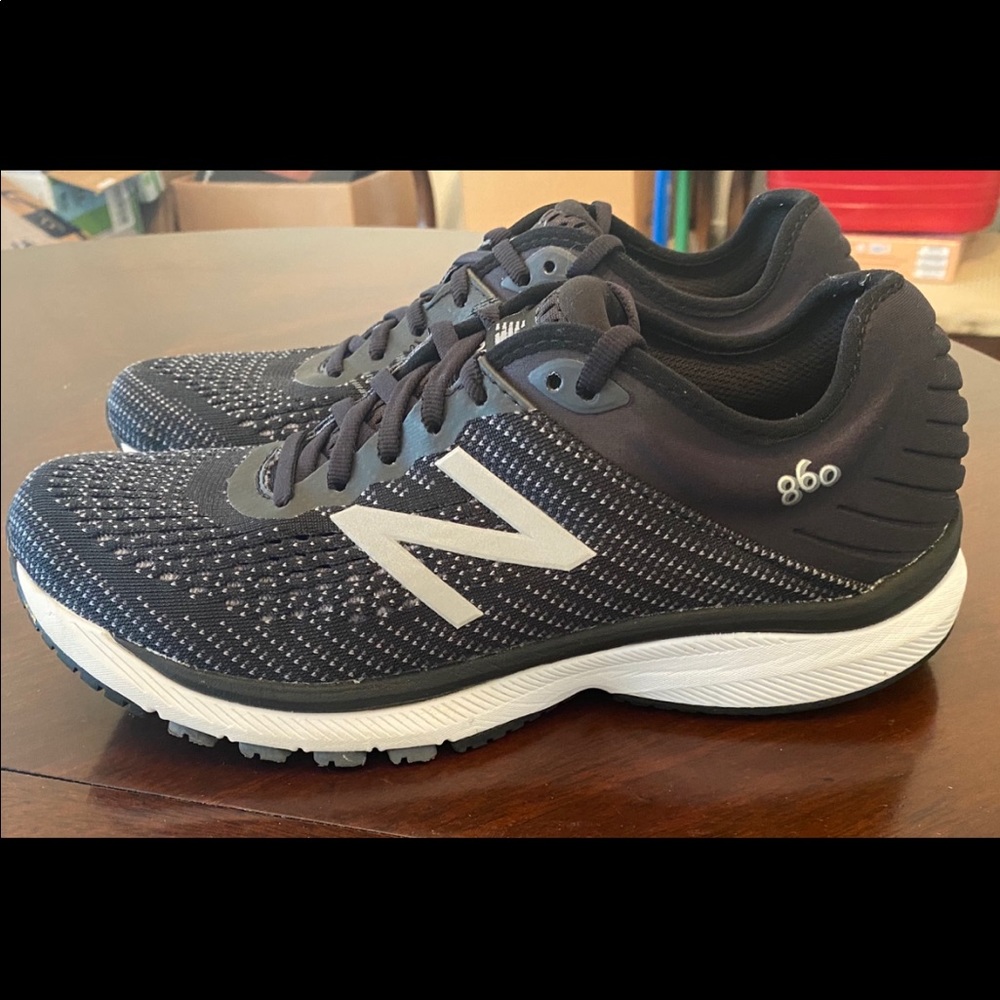 Women’s New Balance 860s